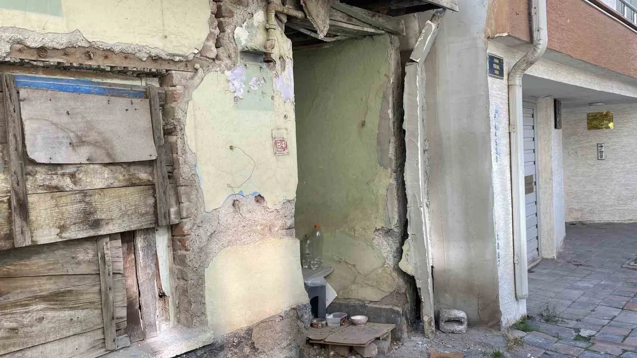 Eskişehir'de Fatih Mahallesi'ndeki Yaklaşık 5 Yıllık Metruk Ev Mahalleliyi Tedirgin Ediyor