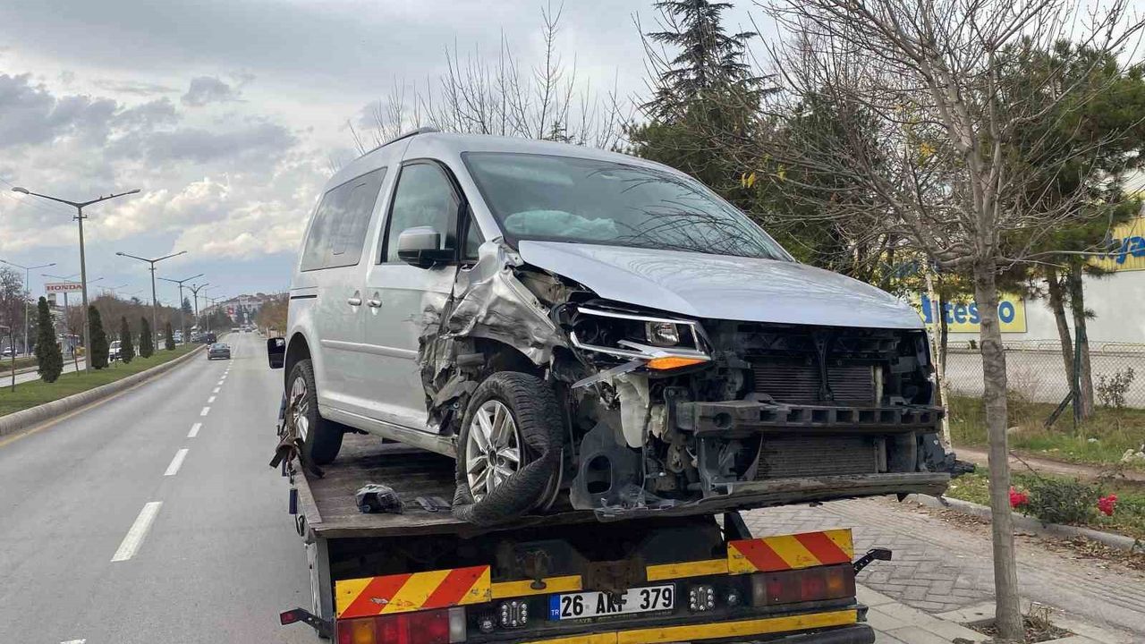 Eskişehir'de iki panelvan çarpıştı: 1 yaralı, kaza anı güvenlik kamerasında