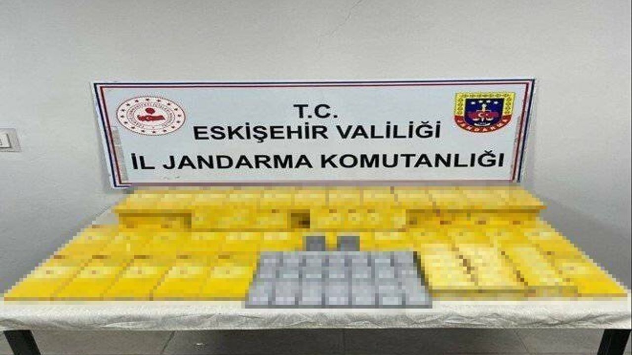 Eskişehir'de jandarma kaçak cinsel hap, gümrük kaçağı sigara ve tabanca ele geçirdi