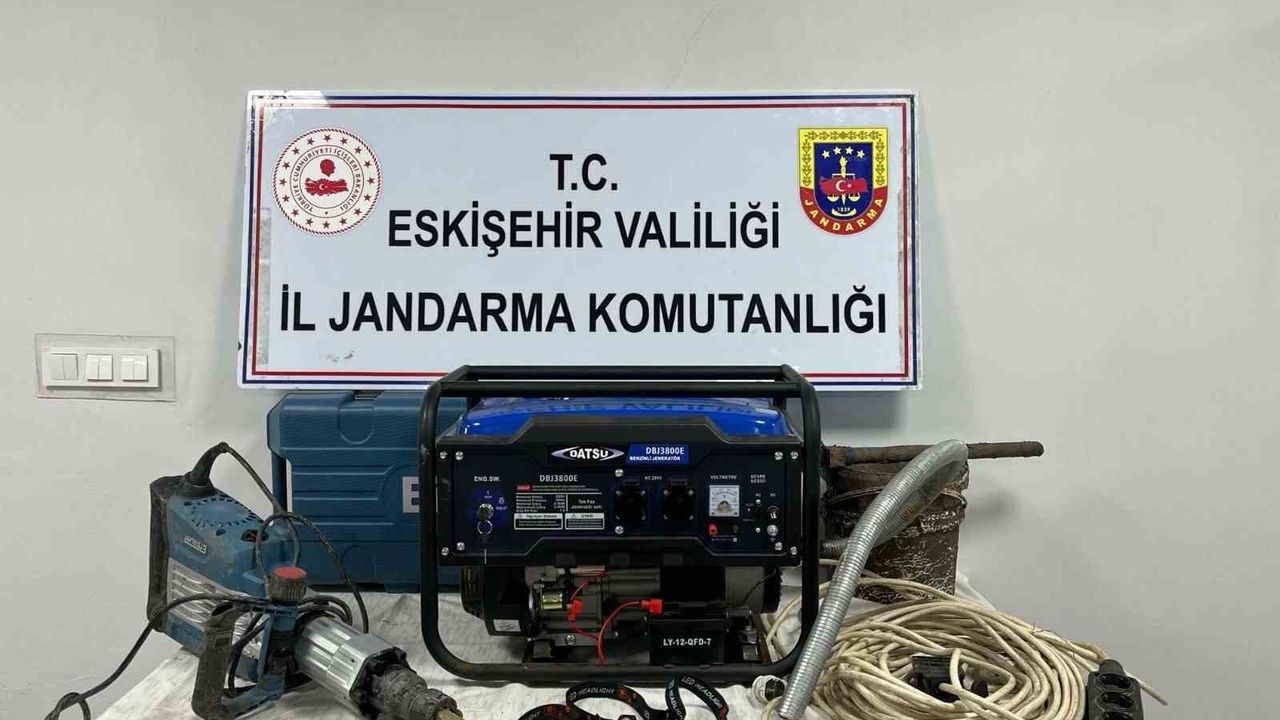 Eskişehir'de jandarma, Odunpazarı’nda kaçak kazı yapan 4 kişiyi suçüstü yakaladı