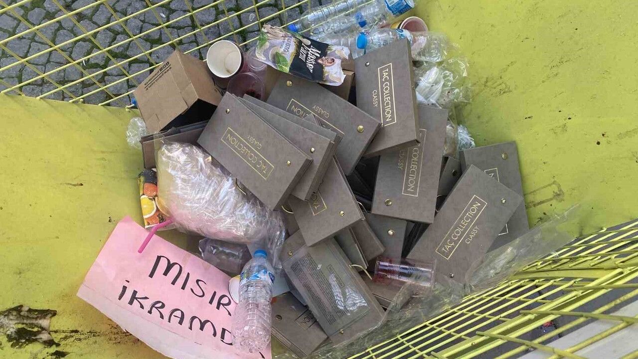 Eskişehir'de Kalp Şeklindeki Geri Dönüşüm Kafesi Yanlış Atıklarla Dolduruldu