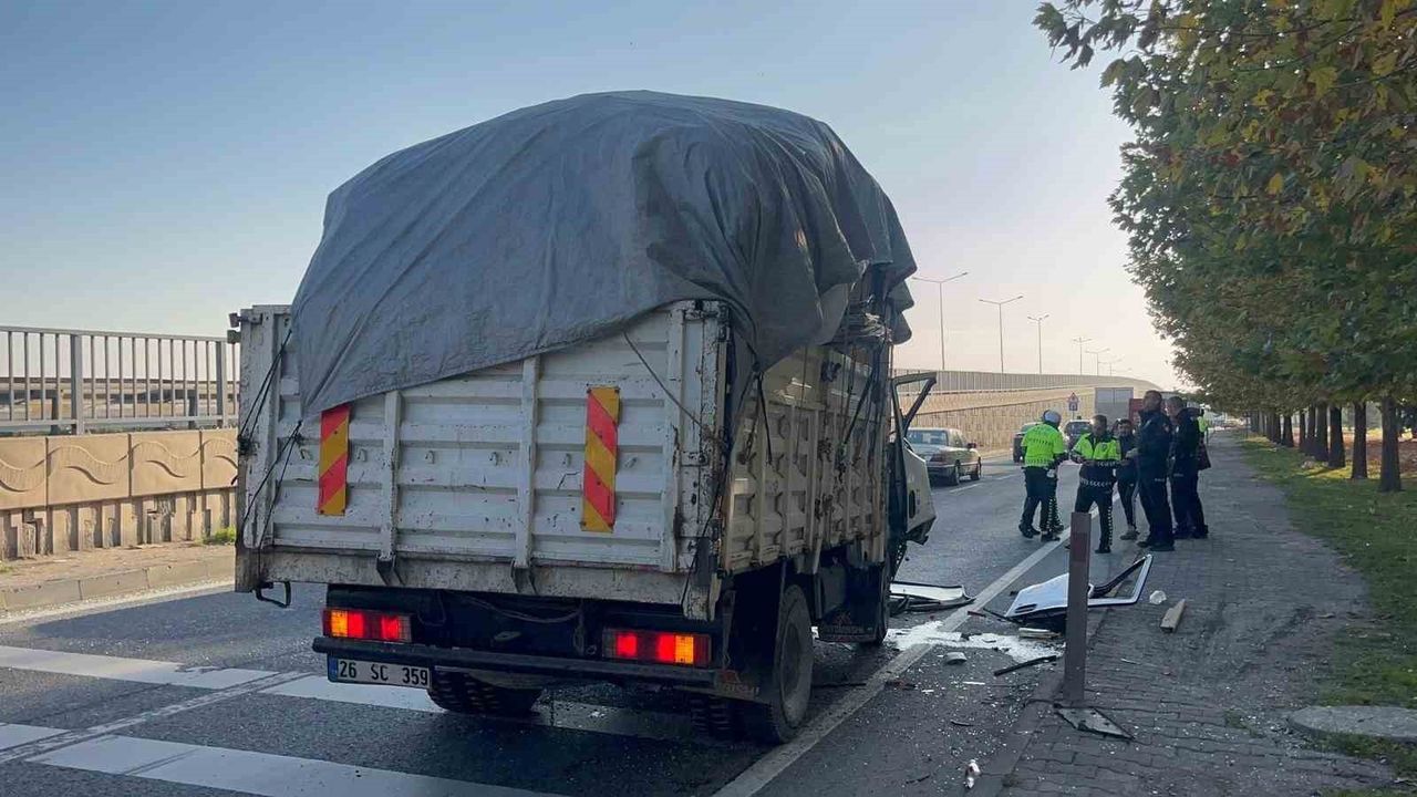Eskişehir'de karton yüklü kamyonet kamyona arkadan çarptı: 70 yaşındaki sürücü yaralandı