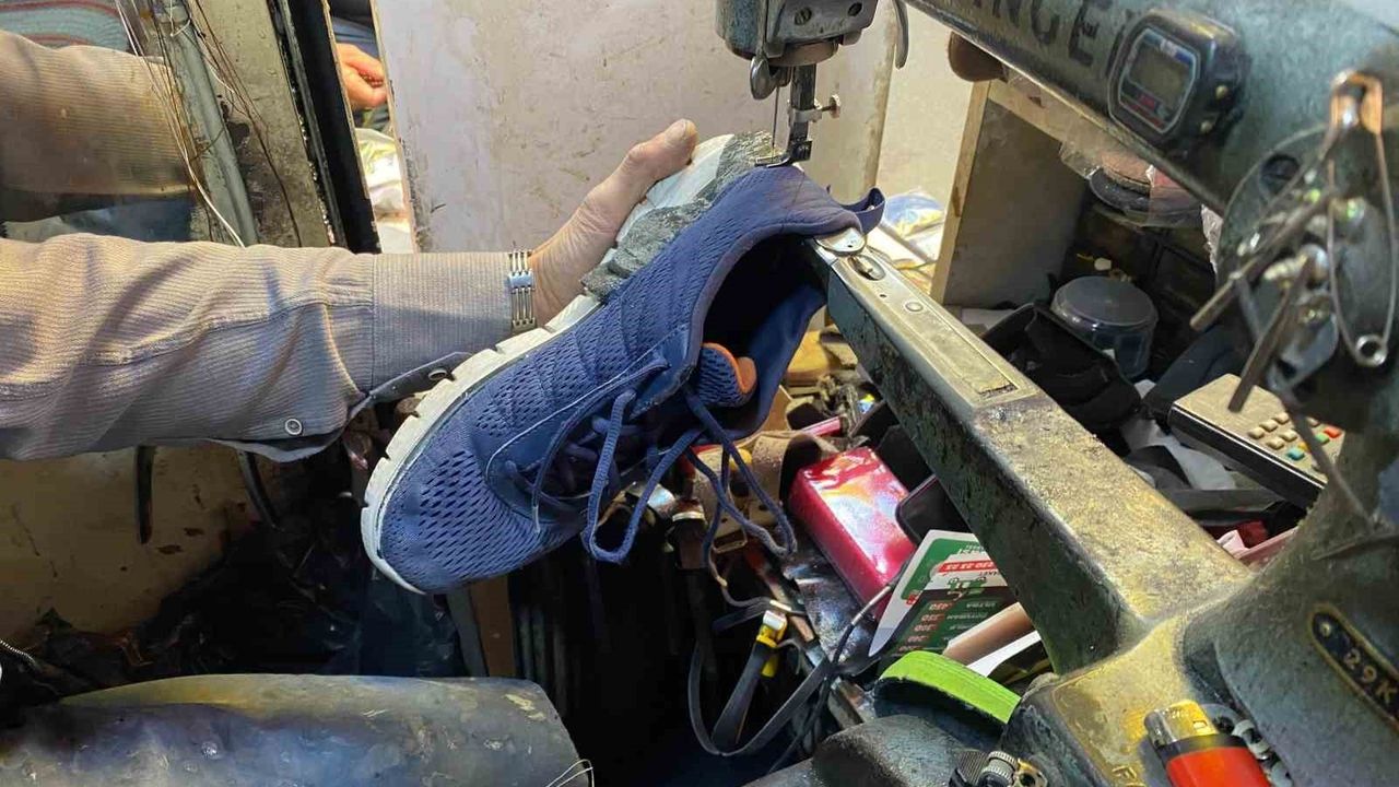 Eskişehir'de kışlık ayakkabı talebi arttı: Tamirciler iş yoğunluğundan memnun