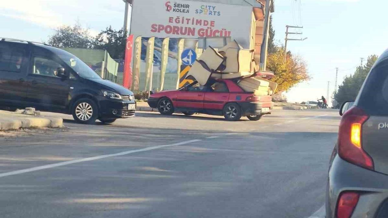 Eskişehir'de koltuk takımı otomobilin üzerine yüklendi, trafik tehlikeye düştü