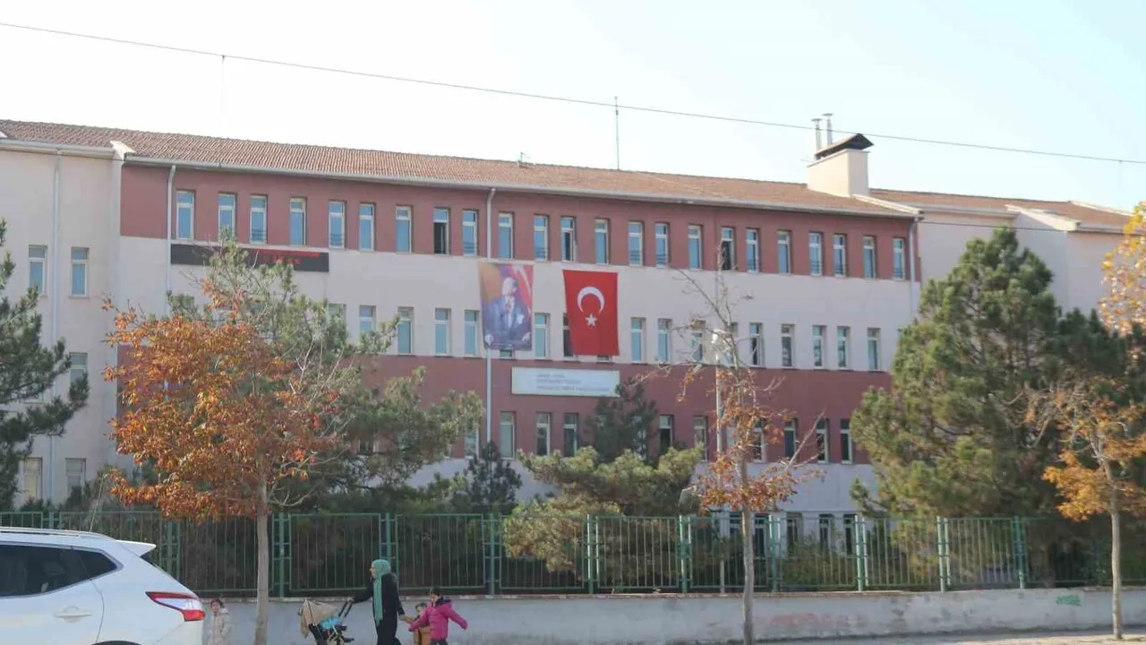 Eskişehir'de lise öğrencisi yediği gıda şüphesiyle hastaneye kaldırıldı