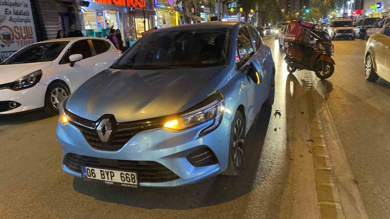 Eskişehir'de motosiklet kazası: Yayaya ve otomobile çarpan kurye ile yaya yaralandı