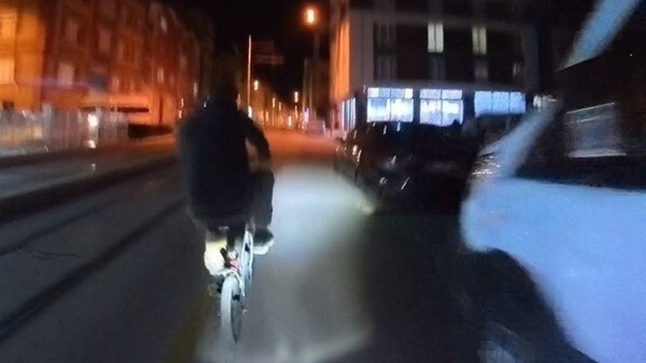 Eskişehir'de motosikletli, bisiklete çarpmamak için manevra yapınca düştü