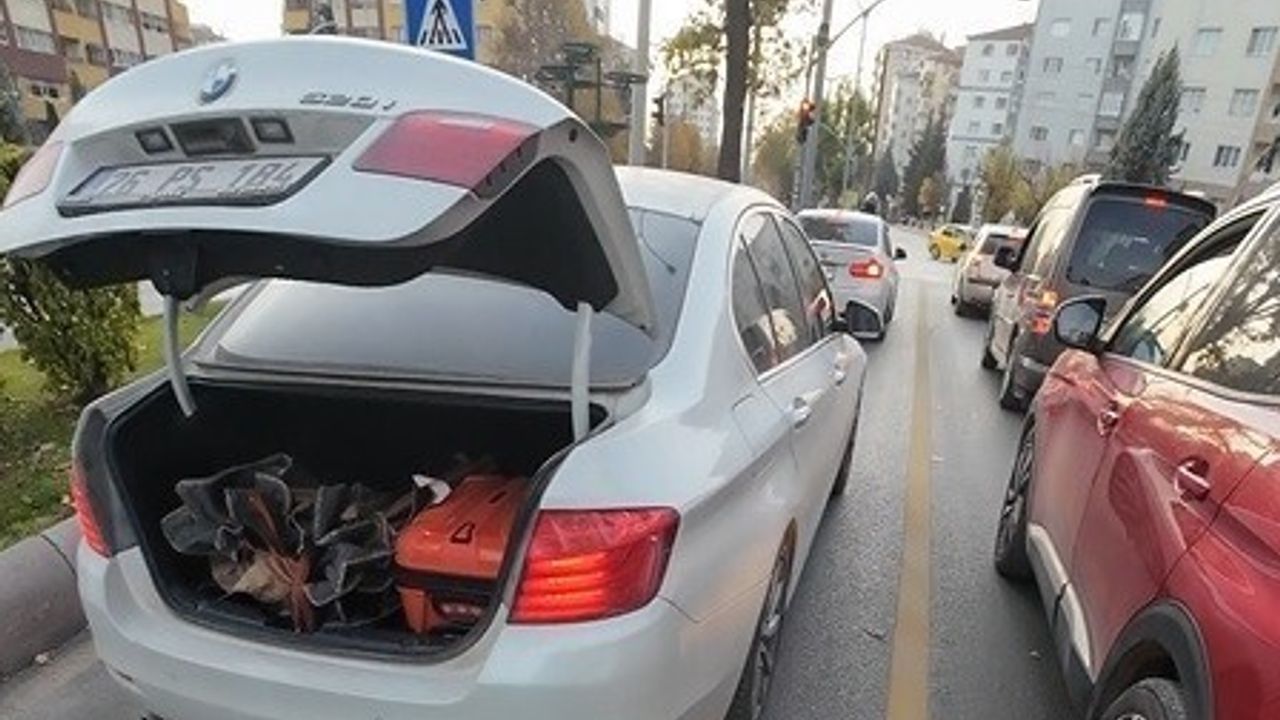Eskişehir'de motosikletli sürücü, bagajı açık otomobilin yardımına yetişti