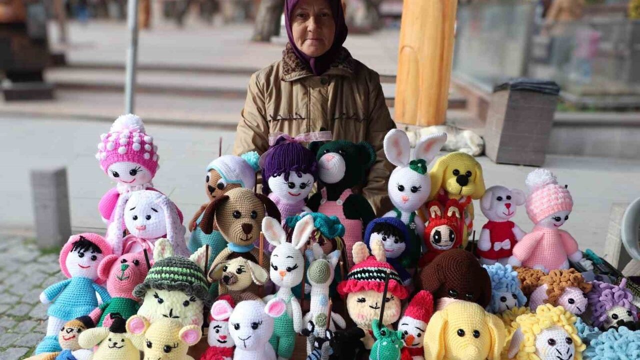 Eskişehir'de Nazmiye Köymen, El Emeği Örgü Bebeklerle Aile Ekonomisine Katkı Sağlıyor