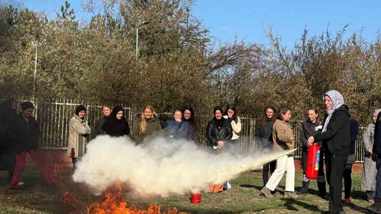 Eskişehir'de öğrenci yurdu personeline uygulamalı yangın ve acil durum eğitimi