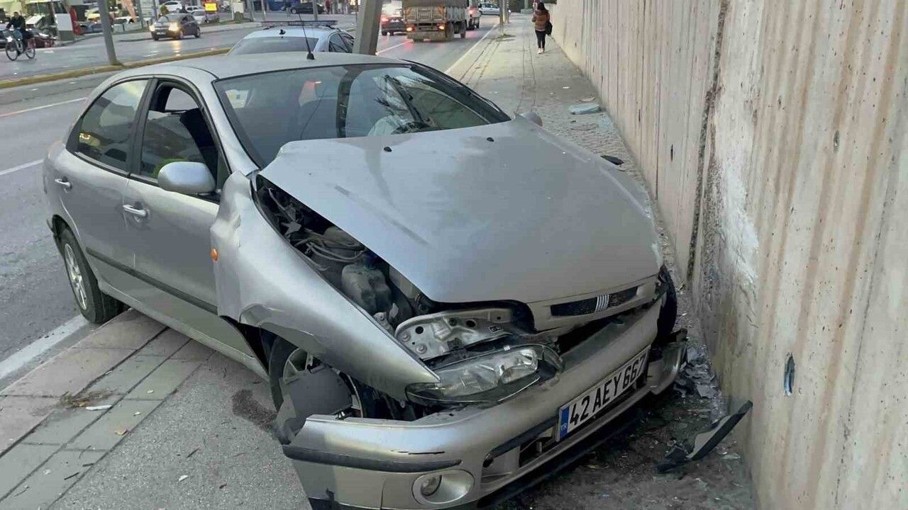 Eskişehir'de otomobil aydınlatma direğine çarpıp hurdaya döndü: sürücü hafif yaralandı