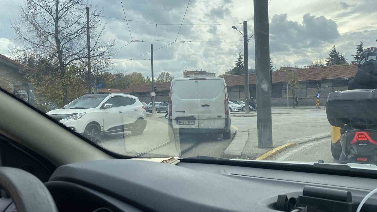 Eskişehir'de Panelvan Sürücüsü, Kırmızı Işıkta Beklemek Yerine Tramvay Banketinden Dönüş Yaptı