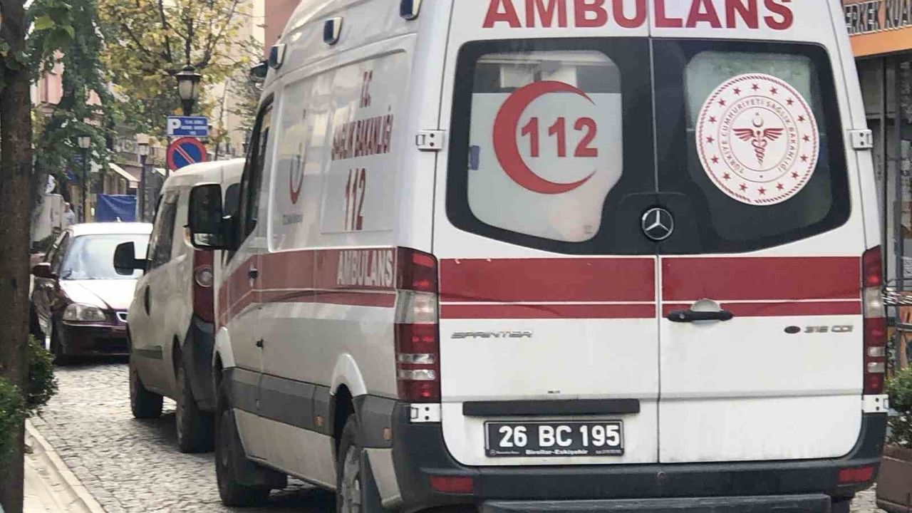 Eskişehir'de plakasız araç ters yönden girerek ambulansın ilerlemesini engelledi