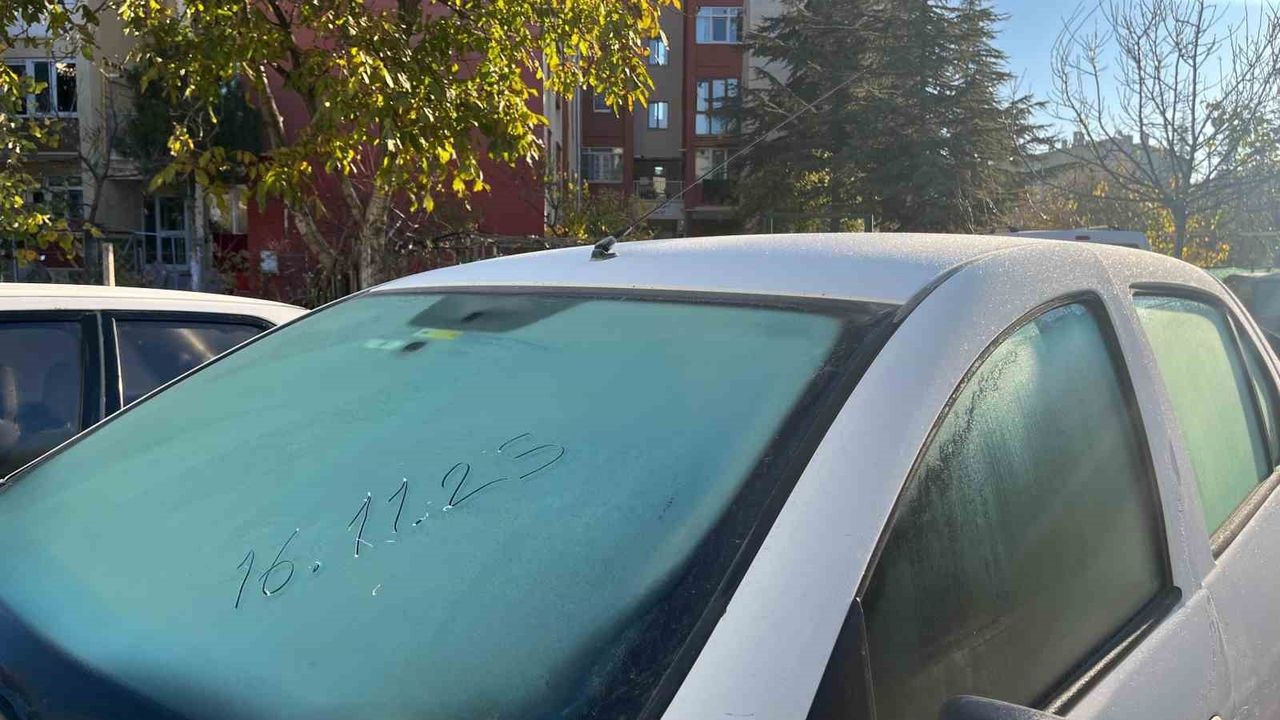 Eskişehir'de sabah kırağısı: Park halindeki araçların camları ince buzla kaplandı