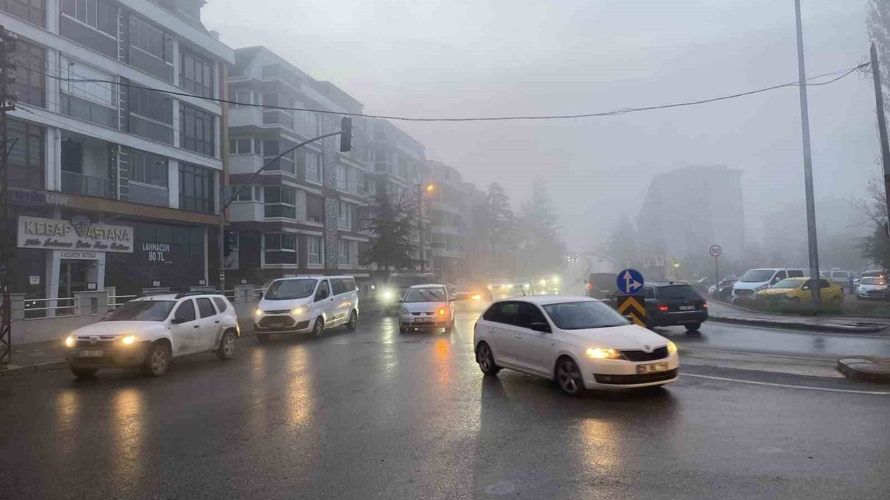Eskişehir'de Sabah Sisi Kent Merkezini Örttü, Sürücüler Tedbirli İlerledi