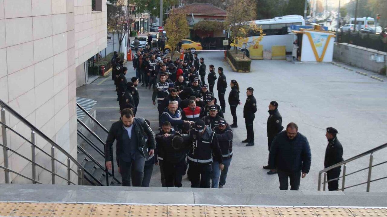 Eskişehir'de silahlı organize suç örgütüne yönelik operasyon: 31 şüpheliden 20'si adliyeye sevk edildi