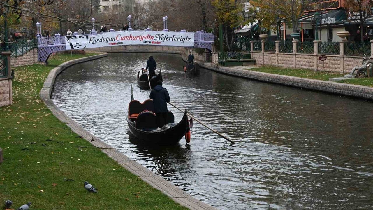 Eskişehir'de soğuk havada gondol keyfi: Porsuk Çayı'na turist ilgisi sürüyor