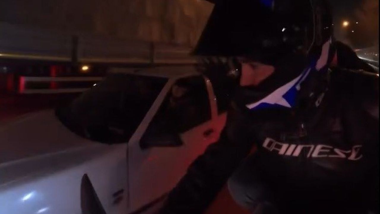 Eskişehir'de sollama sırasında motosiklete yandan çarpan araç yoluna devam etti