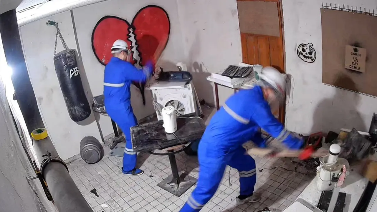 Eskişehir'de 'Stres Evi' açıldı: Yarım saatlik seansta eşyalar kırılarak stres atılıyor