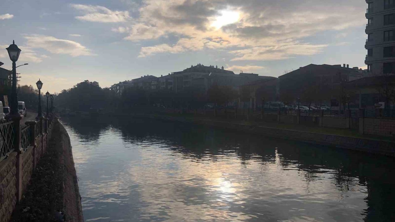 Eskişehir'de Tabakhane Köprüsü'nde Güneşin Porsuk Çayı'na Yansıması Kartpostallık Görüntüler Oluşturdu