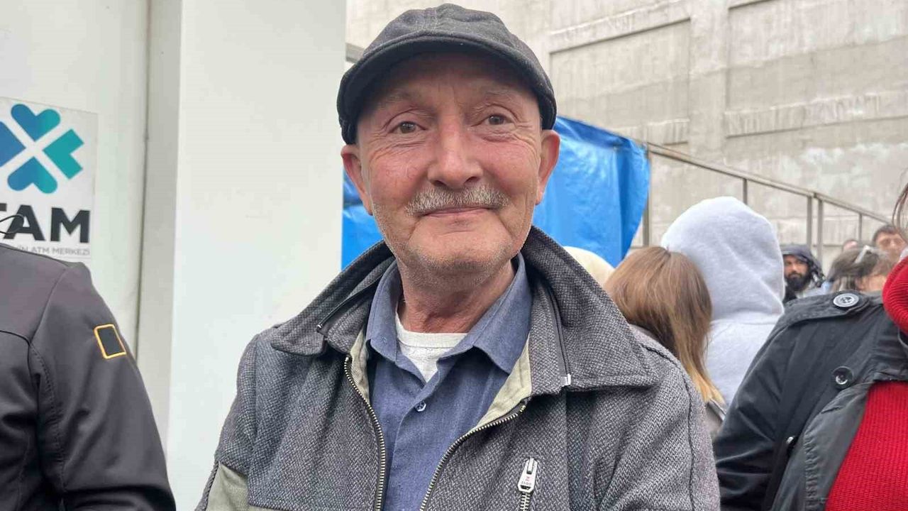 Eskişehir'de TOKİ 'Yüzyılın Konut Projesi' başvurularında uzun kuyruklar; vatandaş saatlerce bekliyor