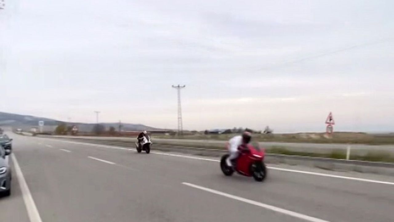 Eskişehir'de trafiğe açık Sarıcakaya Caddesi'nde iki motosikletin 200 km/saati aşan yarışı kaydedildi