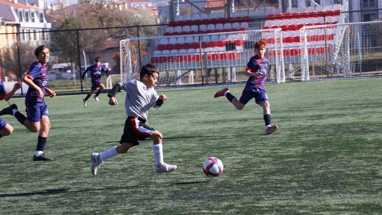 Eskişehir'de Yıldız Erkek Futbol Müsabakaları Abdurrahman Temel Sahası'nda Devam Ediyor