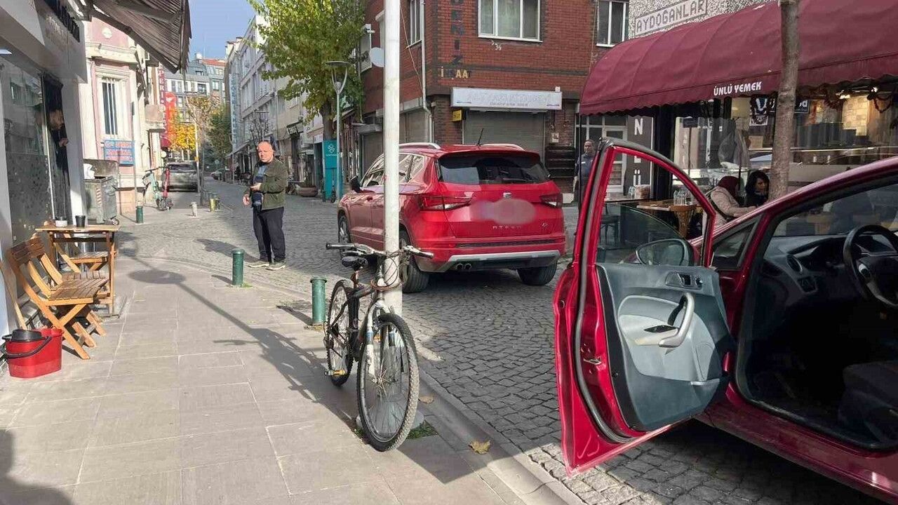 Eskişehir Esenler Sokak'ta Yol Ortasına Bırakılan Araç Trafikte Kuyruk Oluşturdu