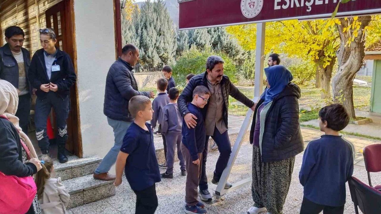 Eskişehir Gençlik ve Spor İl Müdürü Hasan Kalın Mihalgazi Gençlik Merkezi'ni ziyaret etti