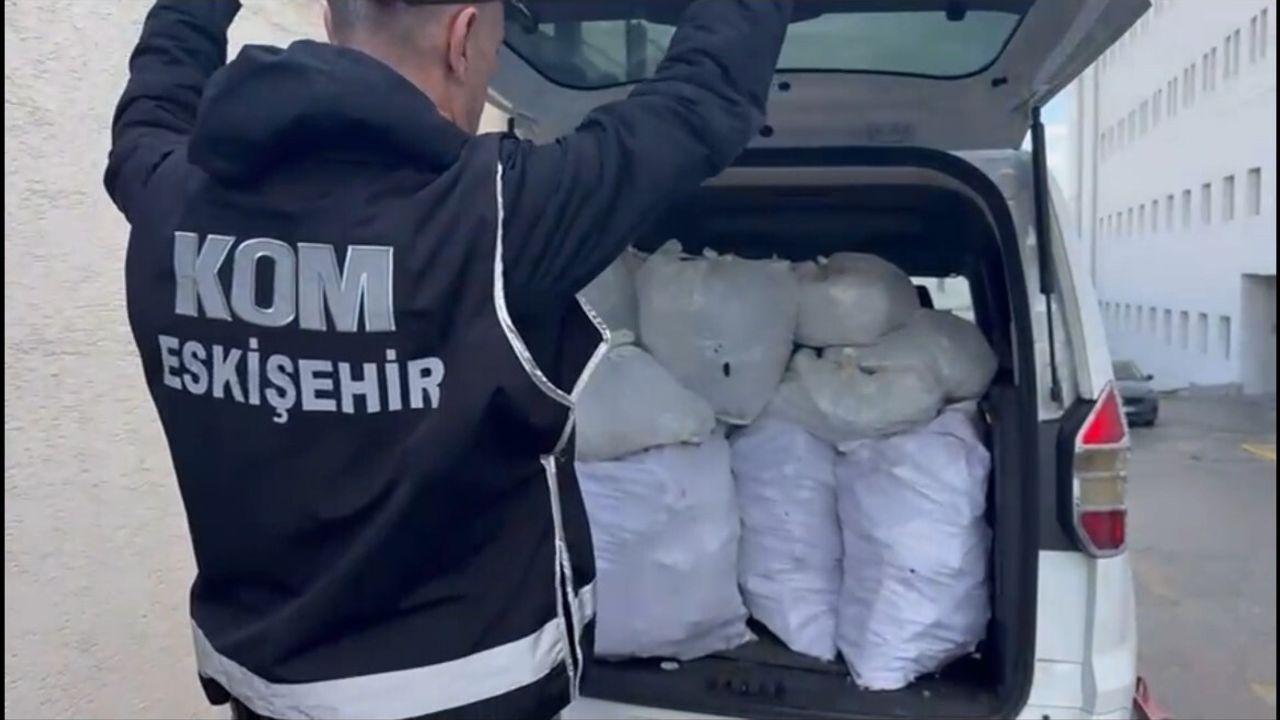 Eskişehir girişinde çekicide 480 tabanca ve 6 bin 812 silah parçası ele geçirildi