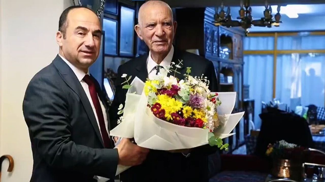 Eskişehir İl Emniyet Müdürü Tolga Yılmaz, 93 yaşındaki emekli öğretmeni ziyaret etti