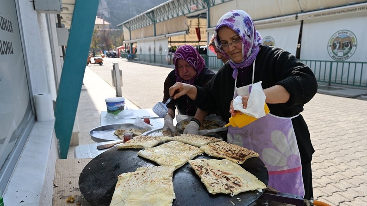 Eskişehir İnönü’de Başkan Hamamcı, Kadın Üreticilerin Gözleme Standını Ziyaret Etti