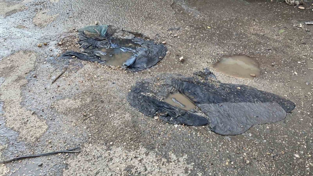 Eskişehir Küçük Sanayi Bölgesi'ndeki çukurlar esnafı mağdur ediyor; röportaj sırasında su sıçradı