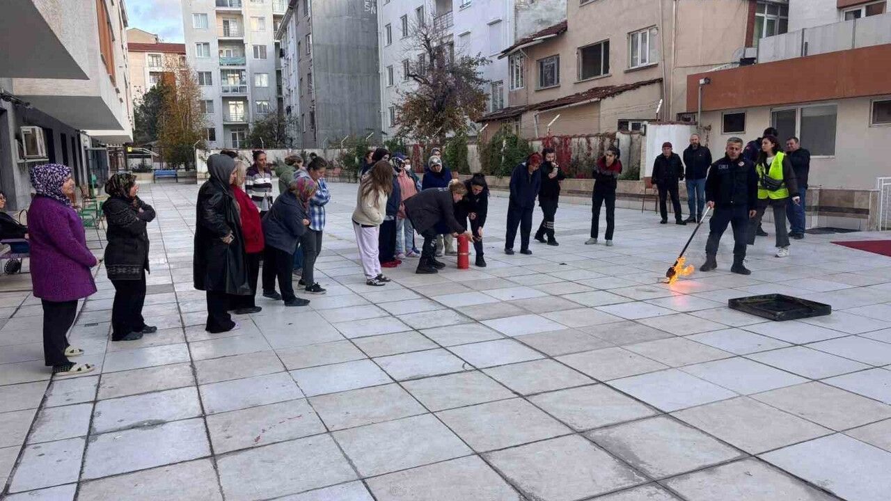 Eskişehir Mükrime Hatun Yurdu personeline uygulamalı yangın eğitimi verildi