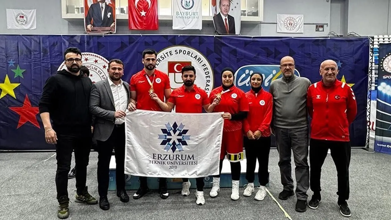 ETÜ Boksçuları UNİLİG Türkiye Şampiyonası ağır sıkletlerinde iki altın kazandı