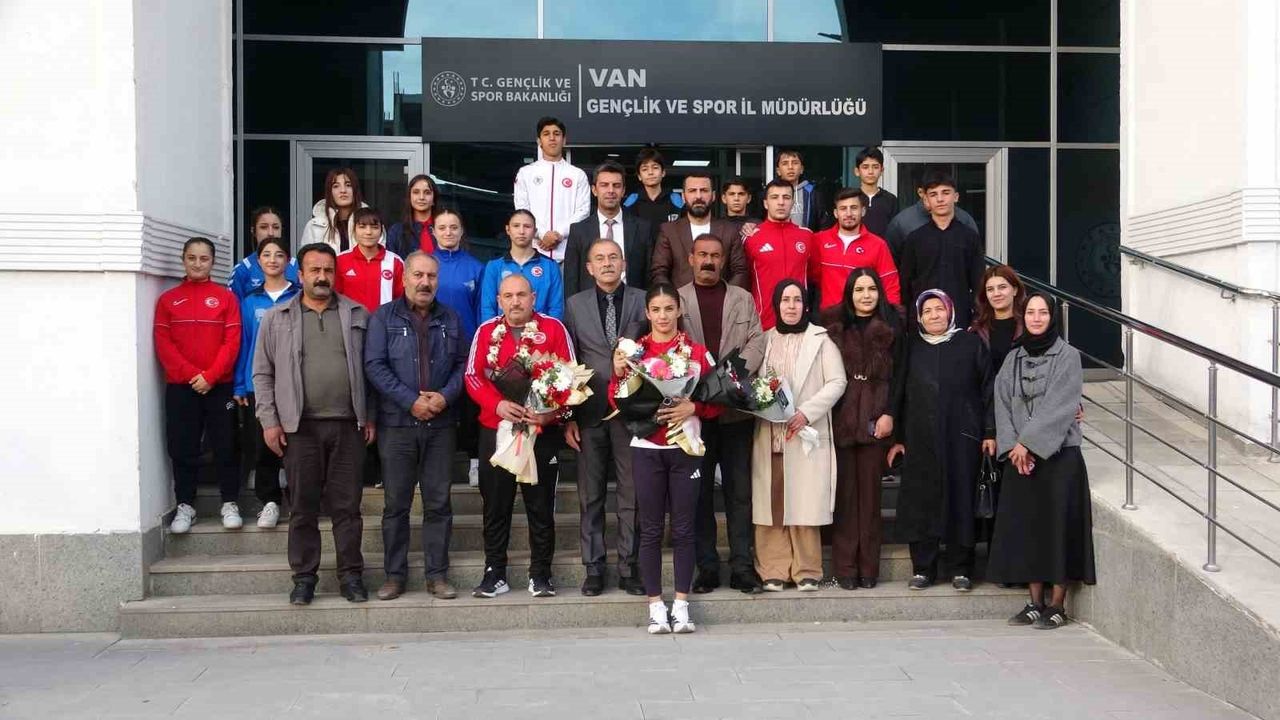 Evin Erginoğuz, İslami Dayanışma Oyunları’nda altın madalya sonrası Van’da çiçeklerle karşılandı