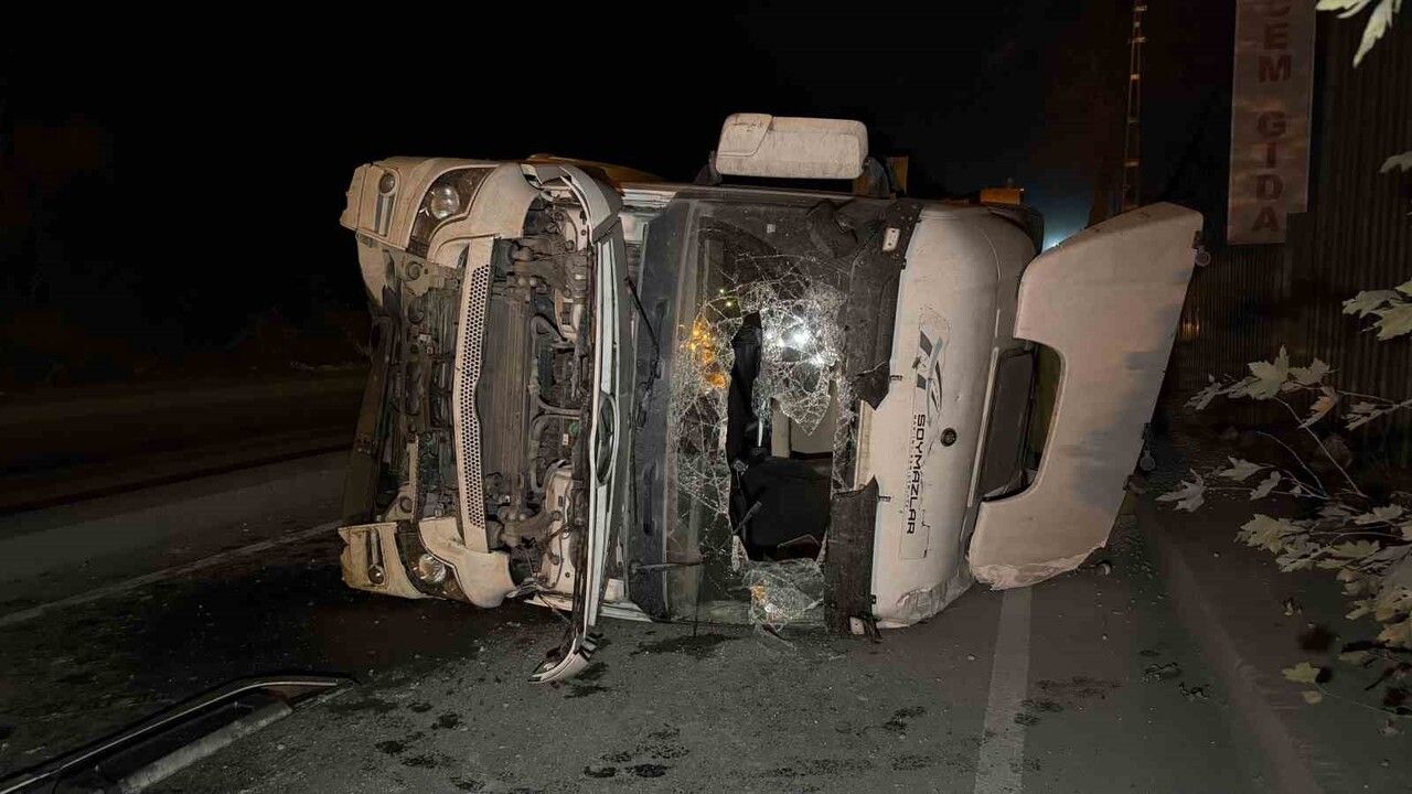 Eyüpsultan’da hafriyat kamyonu yan yatarak devrildi; sürücü yaralandı