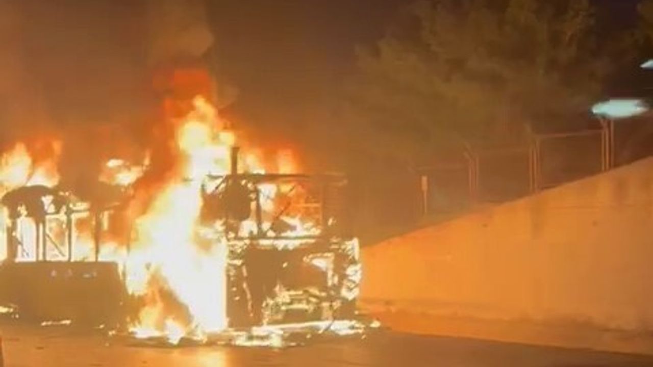 Eyüpsultan Kemerburgaz yolunda İETT otobüsünde yangın: Otobüs boş, itfaiye sevk edildi