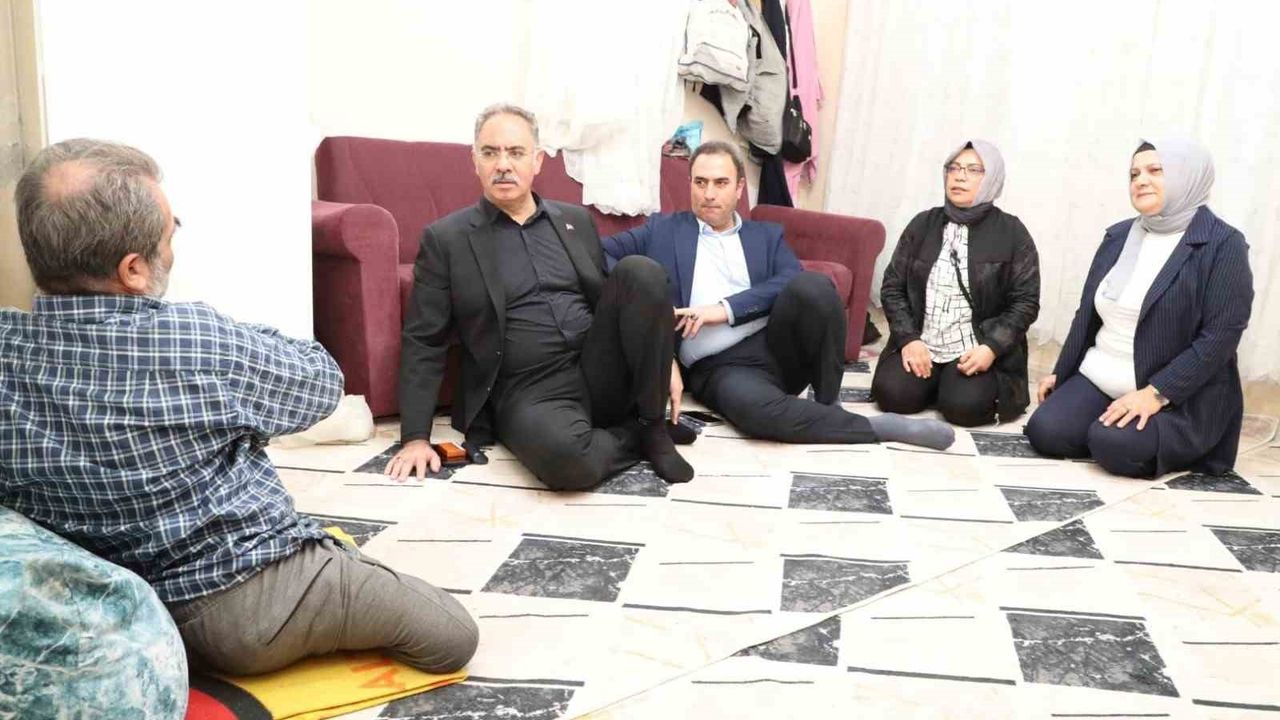 Eyyübiye Belediye Başkanı Mehmet Kuş, bakkalın zimem defterini satın aldı