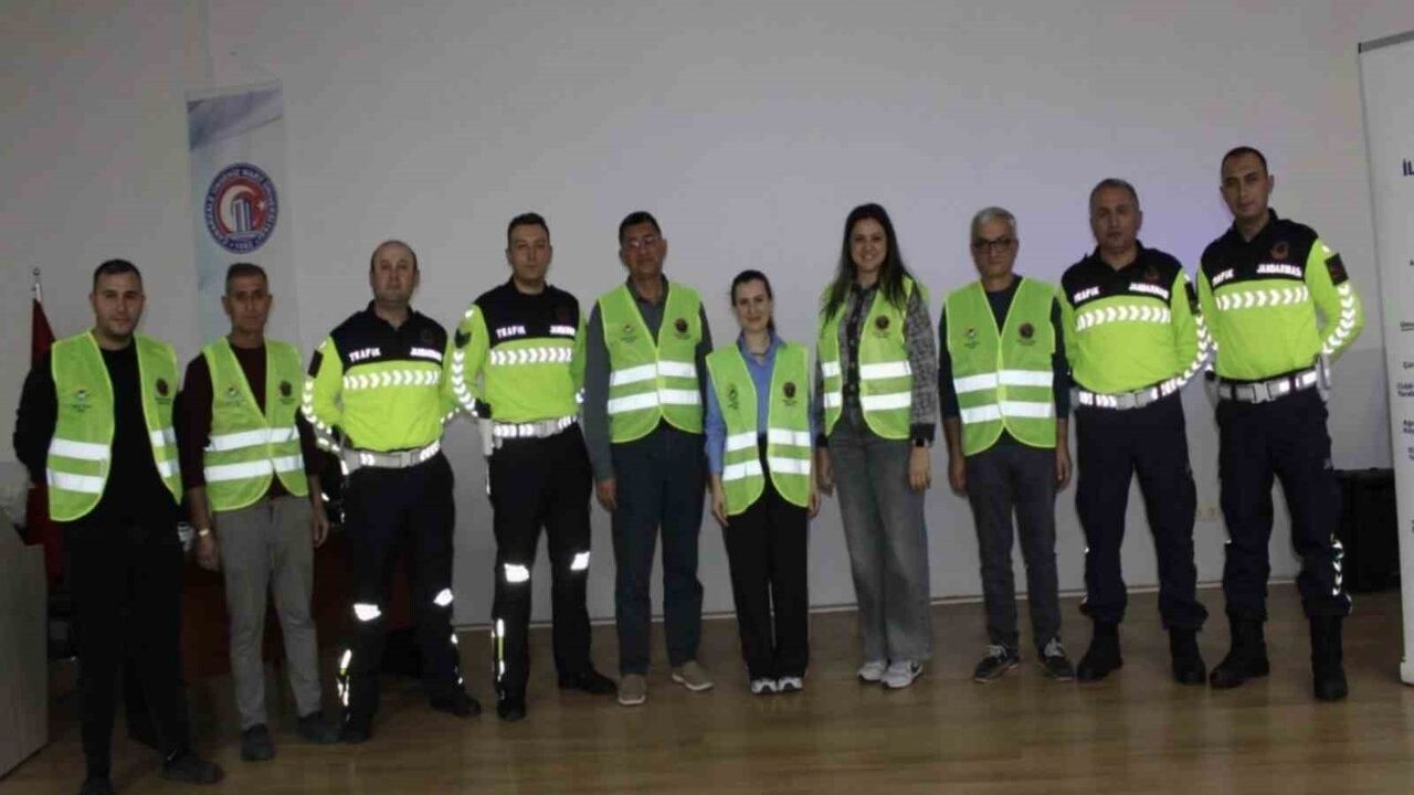 Ezine’de jandarmadan motosiklet sürücülerine kapsamlı güvenlik eğitimi