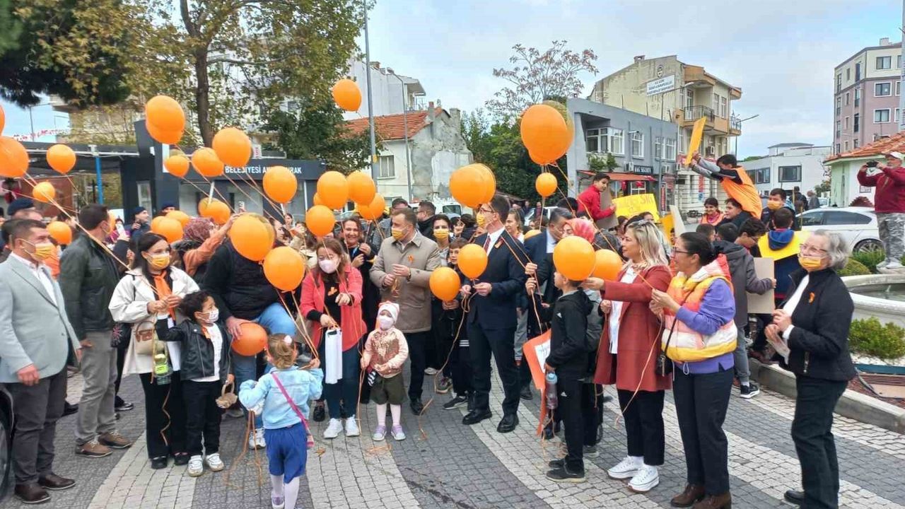 Ezine'de Lösemili Çocuklar Haftası kapsamında farkındalık yürüyüşü