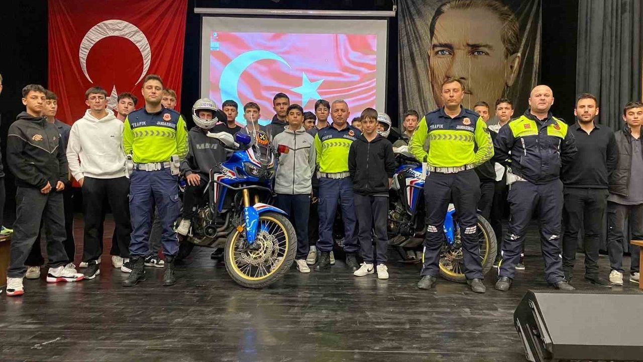 Ezine'de motosiklet sürücülerine yönelik 'Bir Kural Bir Ömür' eğitimleri