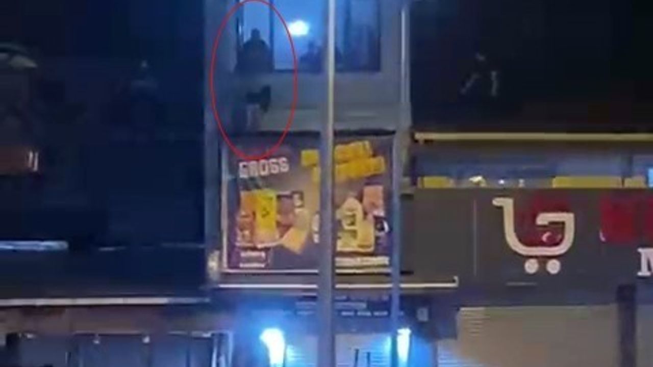 Fatih Kumkapı'da tartışma: Komşu darp edilip pencereden atıldı, anlar kamerada