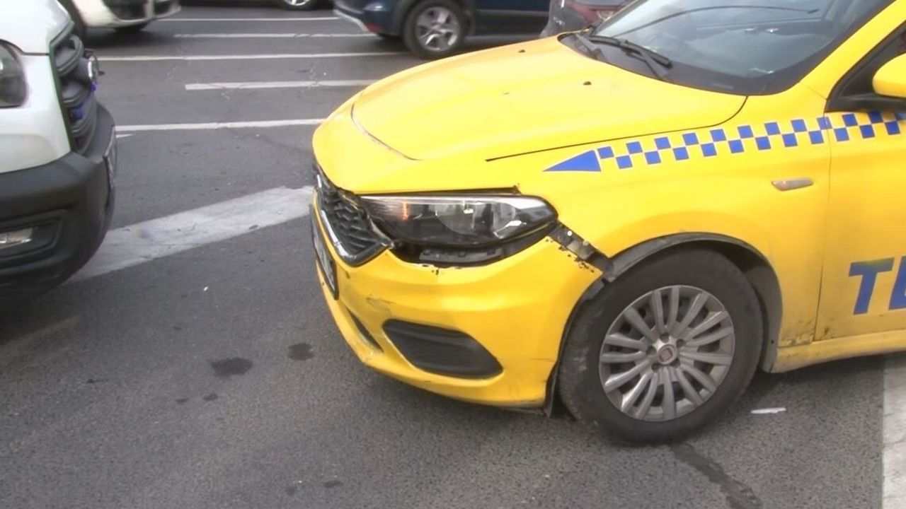 Fatih'te motosiklet ile taksi çarpıştı: Motosiklet sürücüsü yaralandı