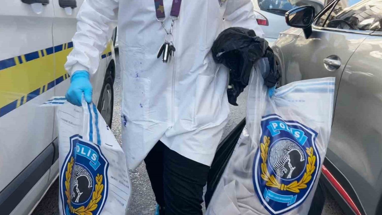 Fatih'te otelde inceleme: Böcek ailesinin ve turistlerin odalarındaki eşyalar alındı