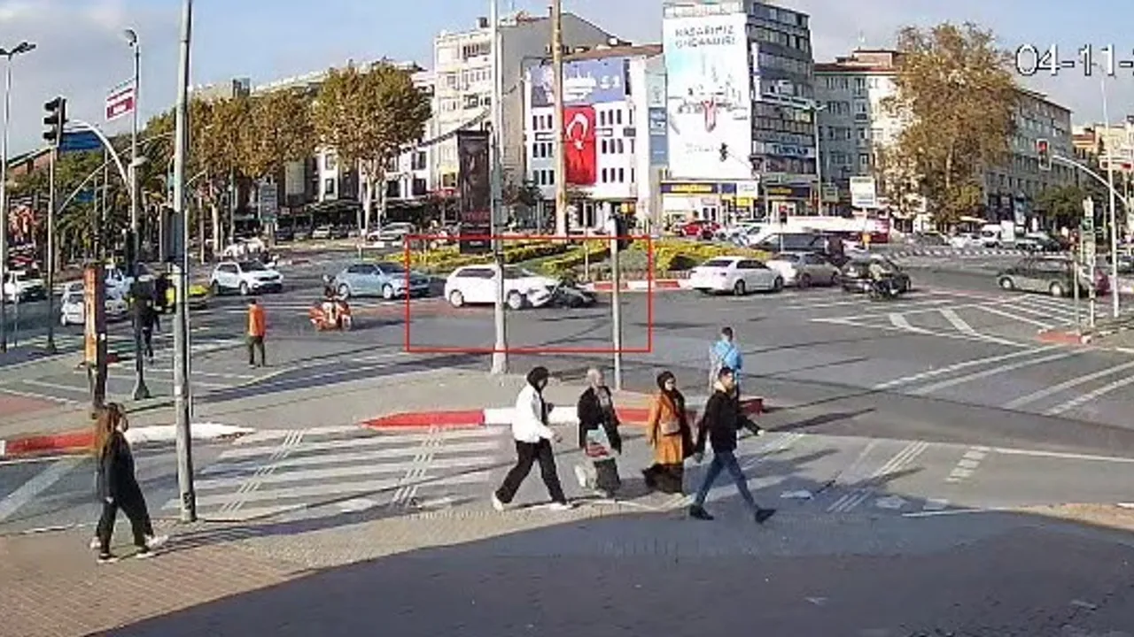 Fatih'te Vatan Caddesi'nde otomobil ile motosiklet çarpıştı — 1 yaralı