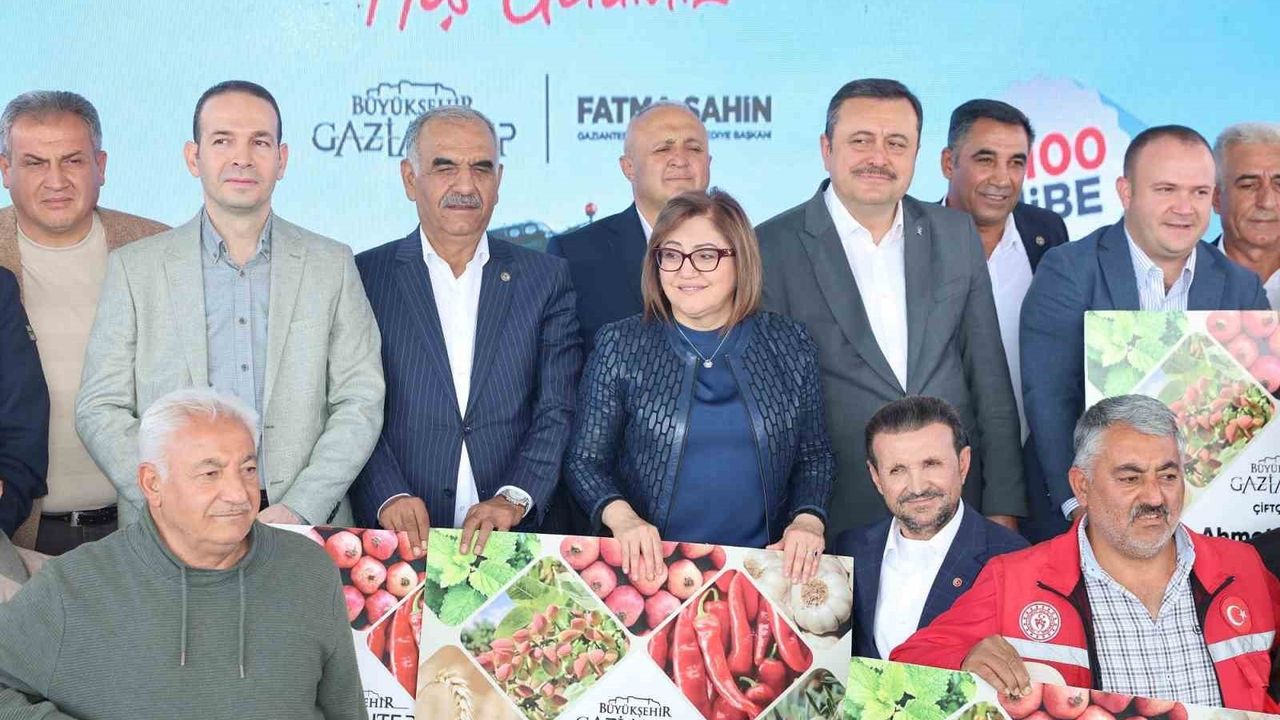 Fatma Şahin Nizip'te çiftçilere yüzde yüz hibeyle mazot desteği dağıtım törenine katıldı