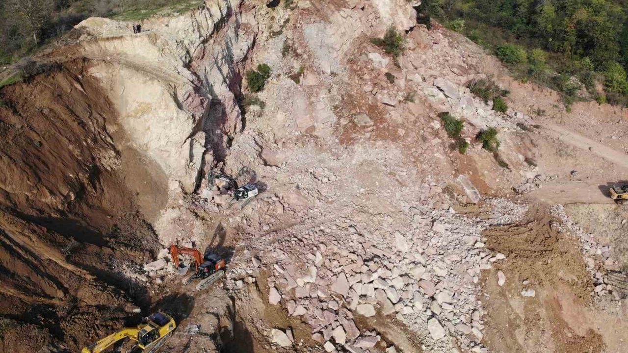 Fatsa'da taş ocağı göçüğünde arama çalışmaları risk nedeniyle durduruldu