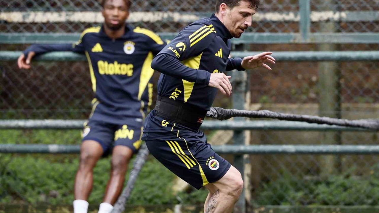 Fenerbahçe çift antrenmanla Çaykur Rizespor maçı hazırlıklarını sürdürdü