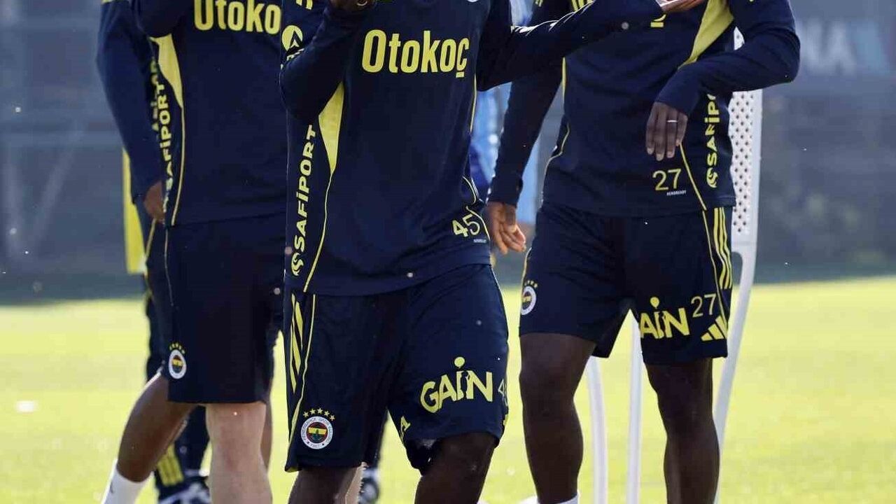 Fenerbahçe, Ferencvaros maçı hazırlıklarını Can Bartu Tesisleri'nde sürdürdü